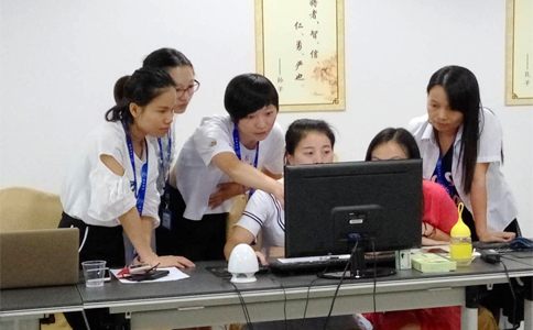  美女們互相交流學習，氣氛有點嚴肅啊