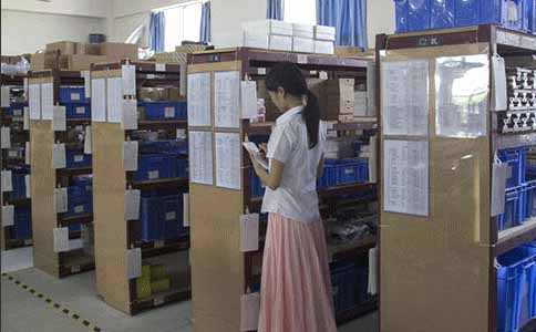 美女低著頭在干嘛？原來是在統(tǒng)計(jì)零件庫存啊