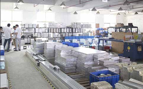 通發(fā)激光的工程師們偶爾也會離開他們的機(jī)器，大家一起研究機(jī)器